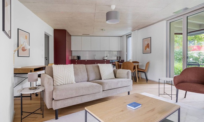 Center Appartement | Blueground | Saatlen, balcony, nr Zürich Zoo