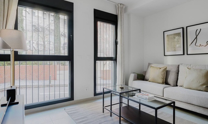Tetuan Appartement | Blueground | Valdeacederas, pool & w/d, nr park