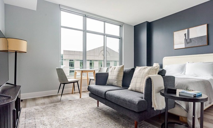 Woodmont Triangle Appartement | Blueground | Woodmont, pool & gym, nr Bethesda Row