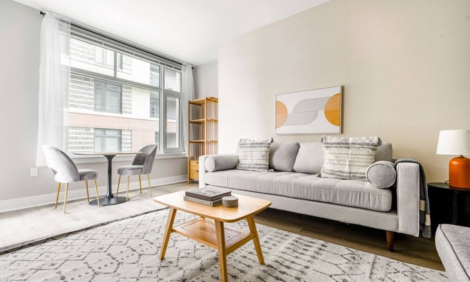 Woodmont Triangle Appartement | Blueground | Woodmont Triangle, pool, nr Cabin John Park