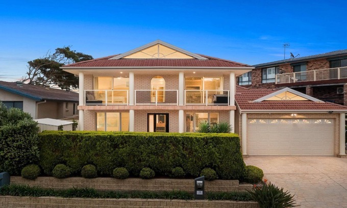 Forresters Beach Maison | Bluewave at Forresters| near beach, wifi | Accom Holidays