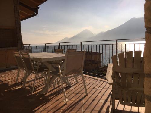 Magugnago Appartement | BMP APARTMENT DELUXE 1 JACUZZI RISCALDATA PRIVATA vista Lago di Garda