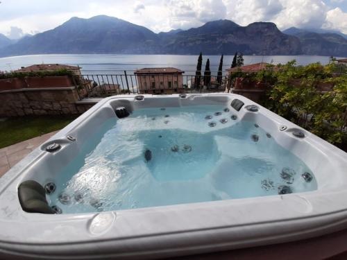 Magugnago Maison | BMP APARTMENT DELUXE 2 JACUZZI RISCALDATA PRIVATA vista Lago di Garda
