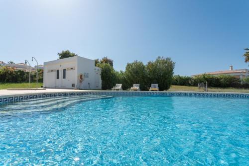 Patio Appartement | BnB Homes Large fully equipped Apartment with 2 bedrooms, swimming pool & patio