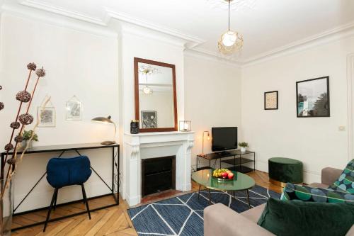 Saint-Victor Appartement | BnBNova - Notre-Dame - 1BR with Balcony