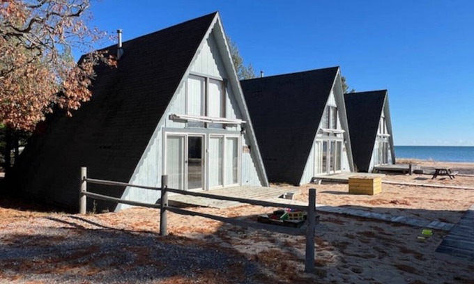 Oscoda Cabine | Boardwalk Beach 1 - Beachfront