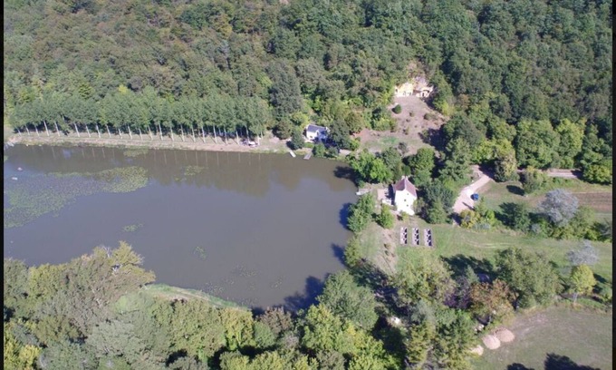Panzoult Location De Bateaux | bateau-cabane sur étang de pêche dans espace naturel protégé