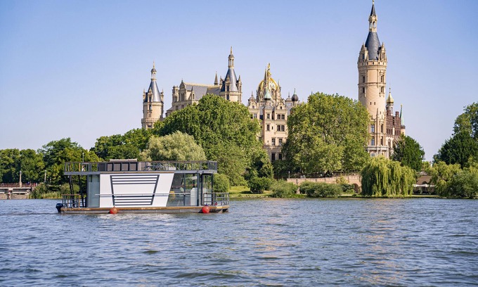 Schwerin Location De Bateaux | Bateau "Hausboot Explorer" avec vue sur lac et terrasse privée