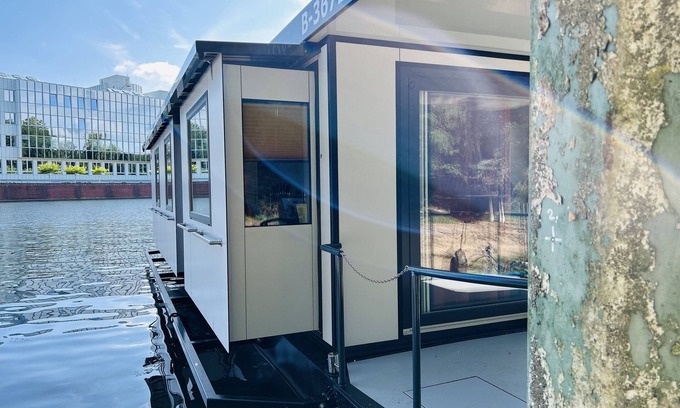 Zeuthen Location De Bateaux | Boat 'Hausboot Tegel' with Lake View, Wi-Fi and Air Conditioning