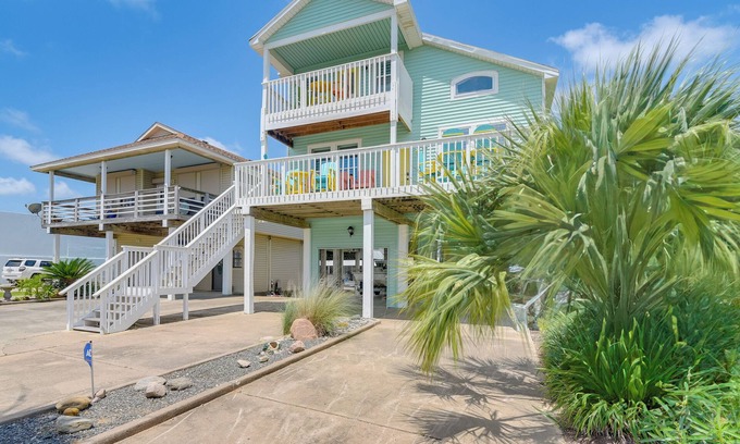 Galveston Maison | Boat Slip + Decks: Waterfront Gem Near Galveston!