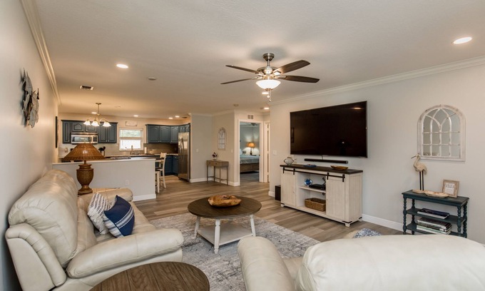 Sebastian Highlands Maison | 🍹🌞 Boater's Paradise! Fenced Yard, Boat Parking, 6 miles to Beach!