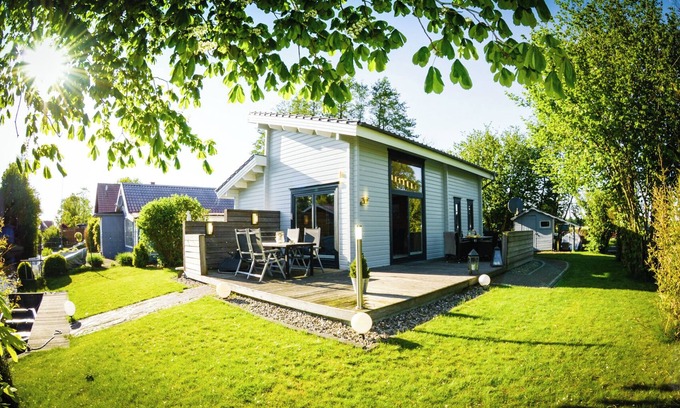 Sudbrookmerland Maison | Boatswain's cottage on a 3-sided waterfront property on the Great Sea