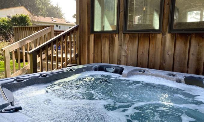 Yachats Cabine | Bob Creek Cabin - across from Bob Creek Beach, Forest, hot tub
