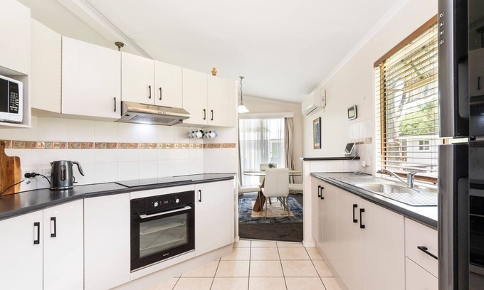 Bobs Farm Maison | Bob's Farm Retreat - Spacious farm stay sleeping 13 people