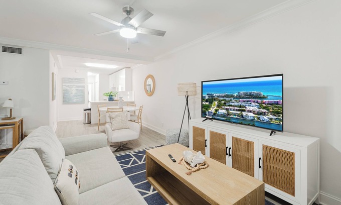 Boca Raton Appartement | Boca Waterfront Oasis: Walk to Beach + Pool, Hot Tub, Gym