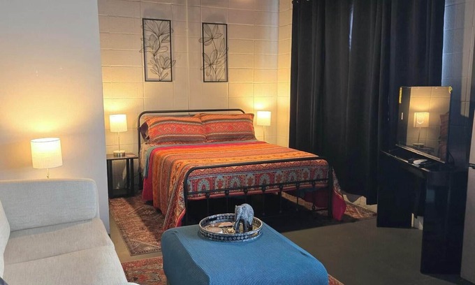 Greater Belhaven Appartement | Bohemian Industrial Studio Apartment Near Hospitals and Colleges