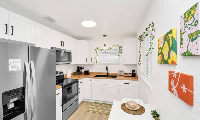 Taft Maison | Bohemian Themed 2 Bedroom House Located right next to Airport and Downtown