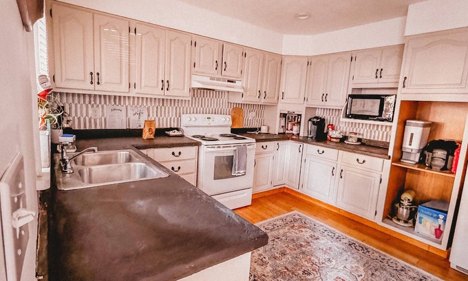 Oswego Appartement | Boho 3-bedroom apt with fully supplied kitchen, WiFi, AC - Oldest Home in Oswego