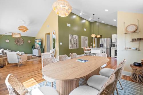 Downtown Maison | Boho 5BR Modern Villa w Hot Tub, Grill, Patio and Backyard