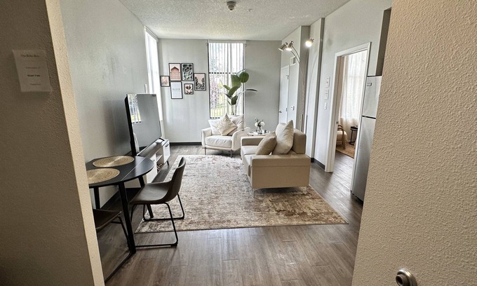 Downtown Des Moines Appartement | Boho Box- DT DSM Skyline view