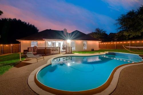 North Richland Hills Maison | Boho Chic Home w Backyard Paradise - Pool + Grill