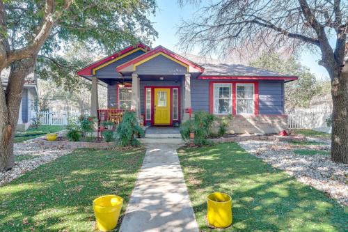 Kyle Maison | Boho-Chic Retreat with Yard, 22 Mi to Dtwn Austin!