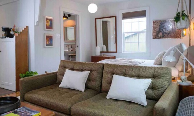 Greater Heights Appartement | boho chic studio w/outdoor hot tub, in the heart of the heights