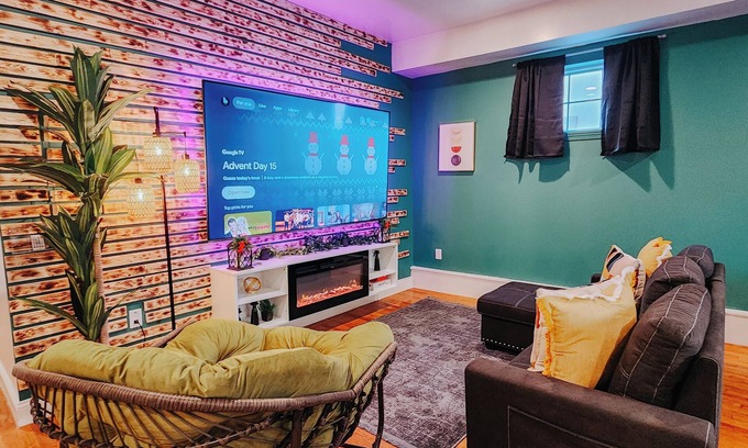 West Poplar Appartement | Boho Luxe/3 King Beds/Pool Table/85" TV