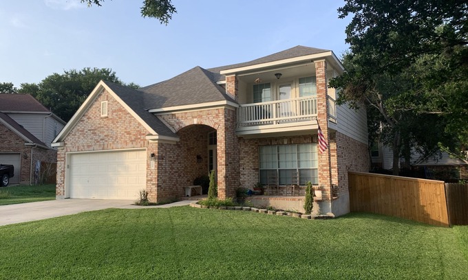Schertz Maison | boho rustic 4 bedroom home w/ retreat master bath convienient to everything