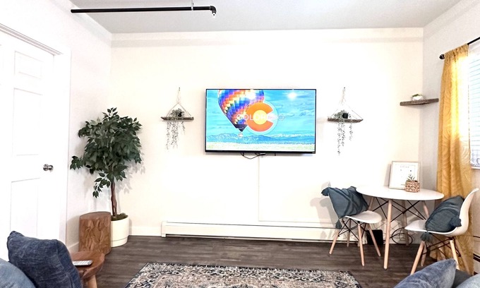 Scenic Heights Appartement | ⛰️Boho Studio⛰️ Close to Denver, Luxury King Bed, short walk from Scenic views!