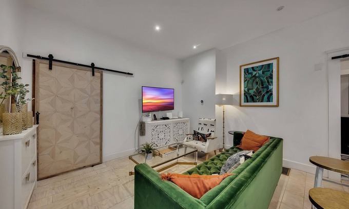 Midtown Appartement | Boho-style 2BR/2BA Midtown triplex with private front patio. King + queen bedrooms, updated kitchen, smart TVs, self check-in, and laundry. Walk to Piedmont Park, Trader Joe’s, and restaurants. Free street parking. No pets.