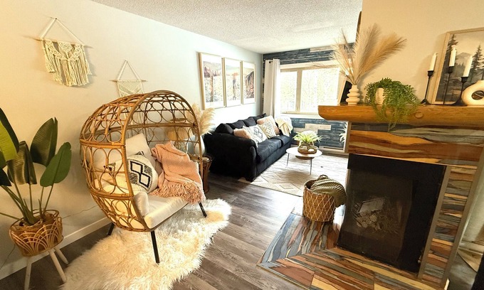 East Kootenay Copropriété | Boho theme, Ground floor patio with green space and creek view. 2 min to gondola