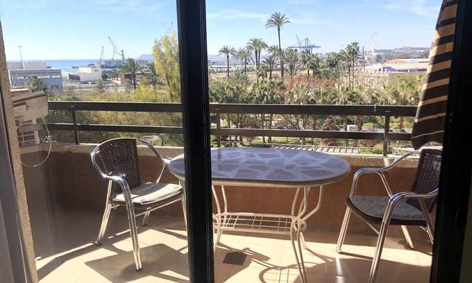 Ensanche Diputacion Appartement | Charmant appartement avec balcon et vue mer à 5 min du port, proche de la gare.
