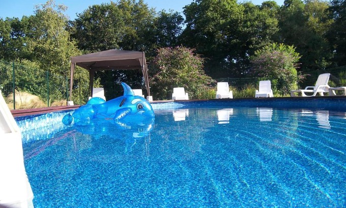 Malguenac Maison | Bonne Chere, Family Friendly Cottage with Pool LPS