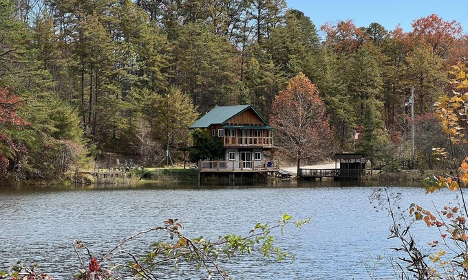 Beattyville Cabine | Boo Bear: New luxe lakeside cabin, hottub, caves, fast Wifi @ BearTrackLake