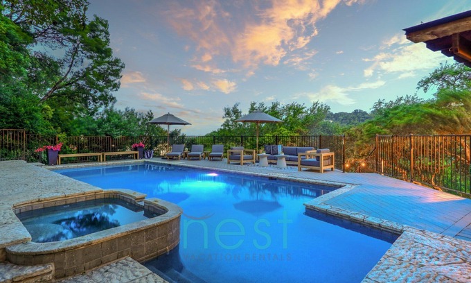 Westview On Lake Austin Maison | ***NEW*** 7 MINUTES TO DOWNTOWN | POOL | HOT TUB | POOL TABLE | FOOSBALL | FIRE PIT | 13 Queen Beds