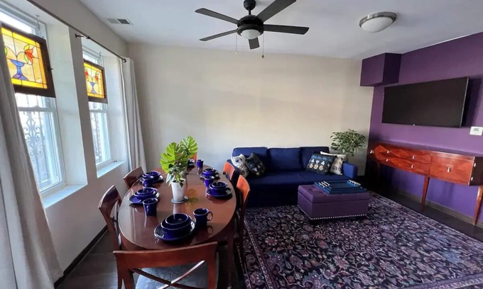 Woodlawn Appartement | Book the Great Migration Guest House. Family-sized condo near the Green Line.