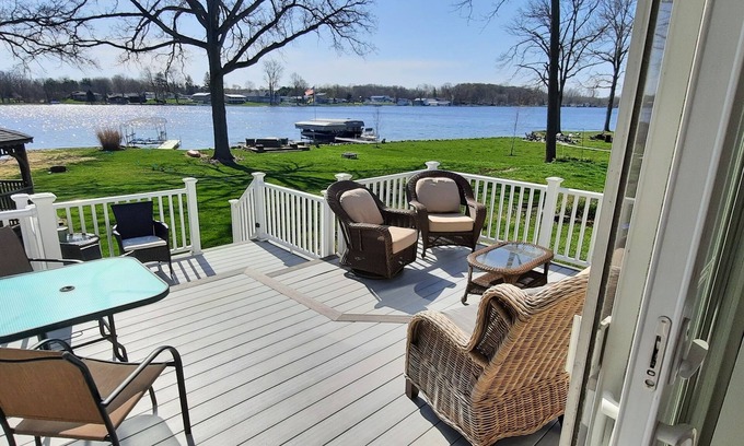Coldwater Maison | Book your Fall Lake Front Vacation Now!! -Pontoon for rent-