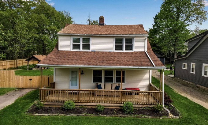 Lake Erie Beach Maison | ~Booking Year-Round~ 3BR 2BATH Fully-Remodeled Lakeside Home
