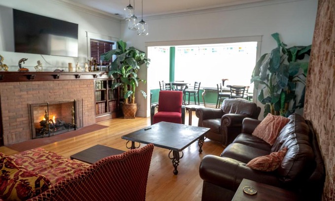 Lake View East Appartement | Bootlegger House Sleeps 10-20 Free TV & Parking