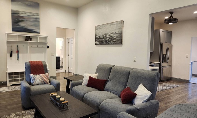 Lodi Maison | Bordeaux Bungalow | 1 Block to Downtown | Lovely Backyard | Dog Friendly