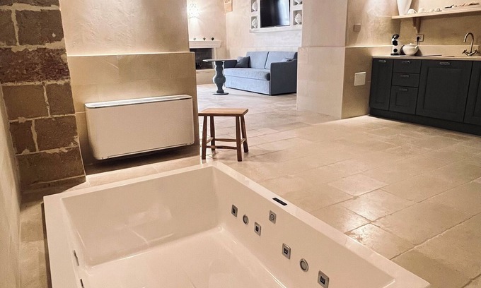Felline Lit Et Petit-Déjeuner | Borgo Don Ciccio - King Suite with Jacuzzi + Patio