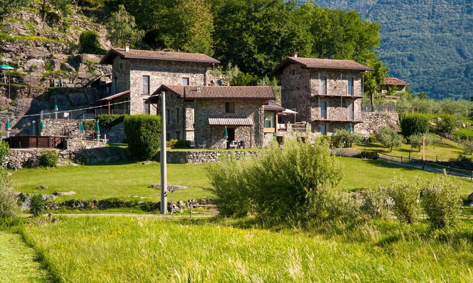 Colico Appartement | Borgo Erbiola Giglio Rustico Holiday Apartment with Pool