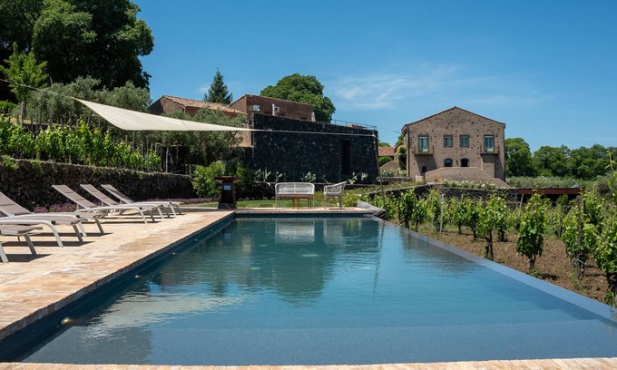 Rovittello Maison | Borgo Rovittello, maison traditionnelle sicilienne immergée dans les vignes.