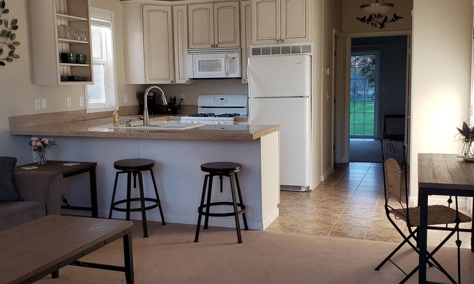 Boring Maison | Boring Bungalow --MT Retreat--Honeymoon Suite