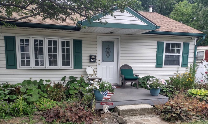 Doylestown Maison | Borough Bungalow Walking Distance to Fonthill Castle