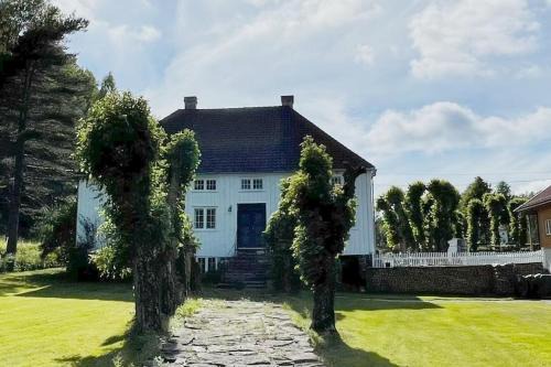 Risor Appartement | Bosvik Gård, nyrenovert leilighet i hovedhus fra 1756