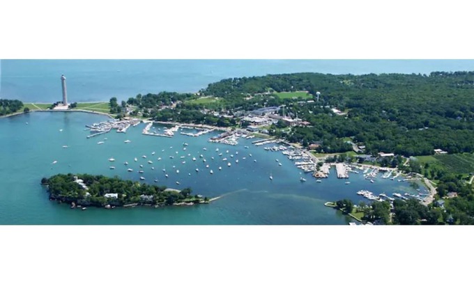 Put-in-Bay Maison | Bottom Floor apartment in heart of downtown Put in Bay resort area!