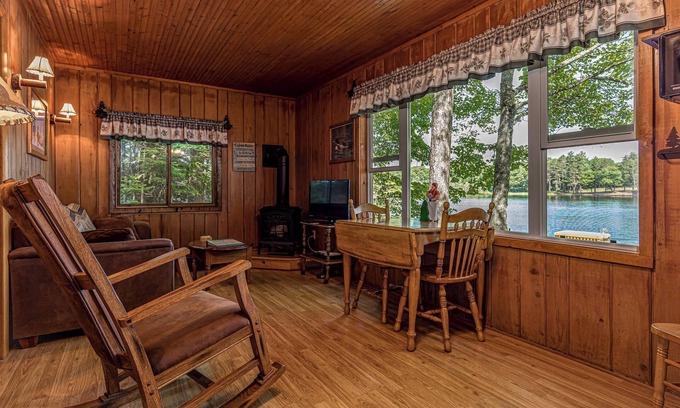 Minocqua Cabine | Bouchard Shores Resort on Lake Tomahawk - Bayside Cabin