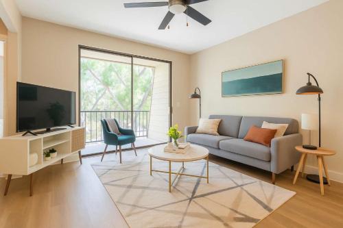 North Arlington Appartement | Boulevard Stays Calm 1BR King Retreat Poolside Bliss Gym & Parking